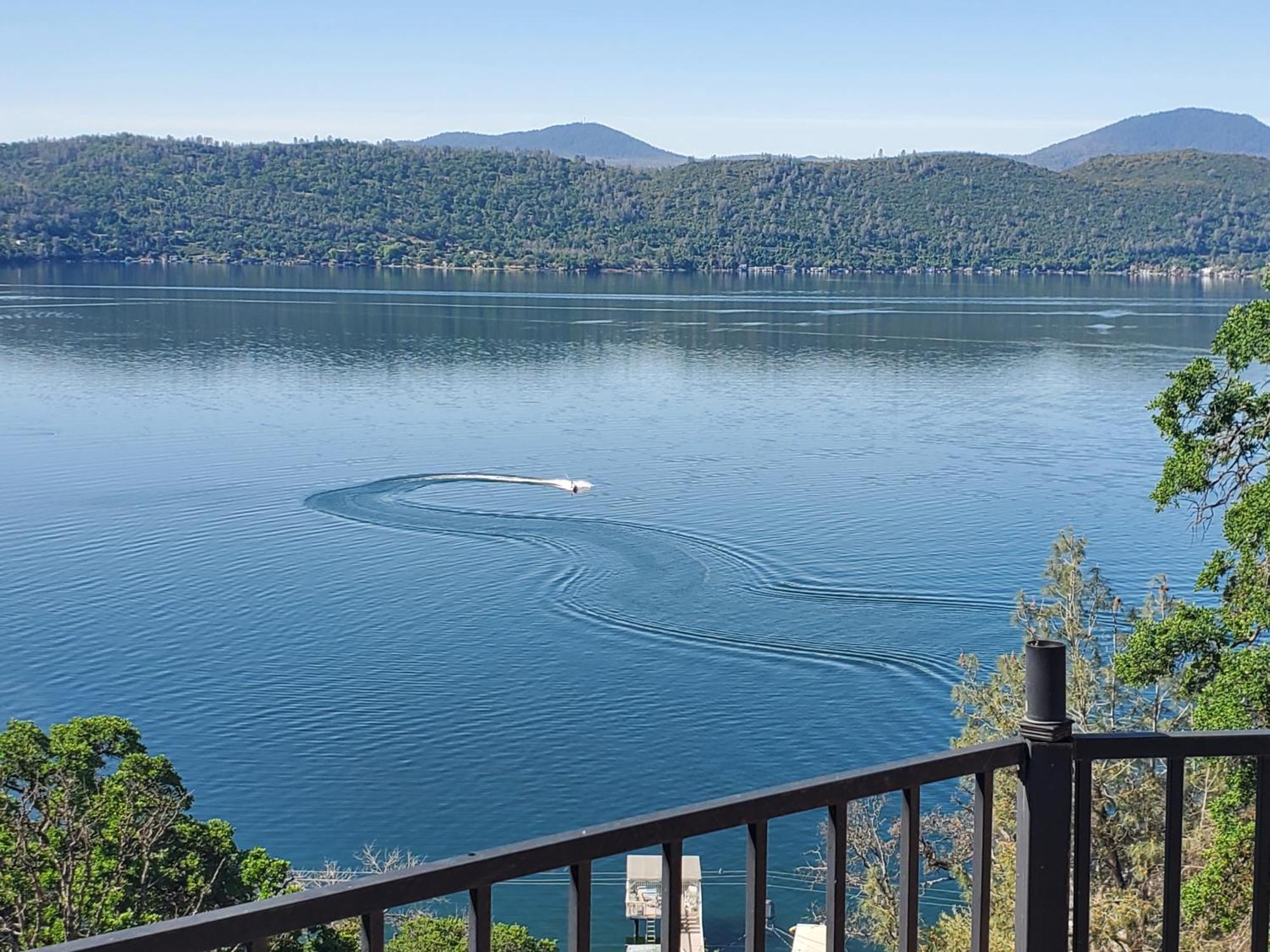 A Lake, A Mountain And The House With The Red Door クリアレイク エクステリア 写真